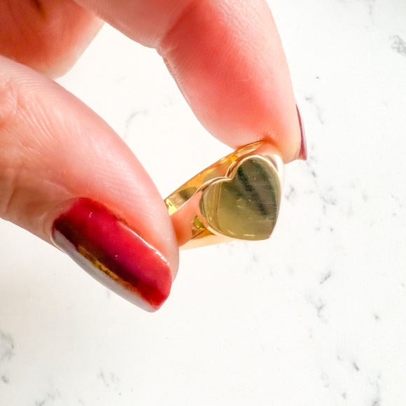 14k Solid Gold Heart Signet Ring - Picture 4 of 8